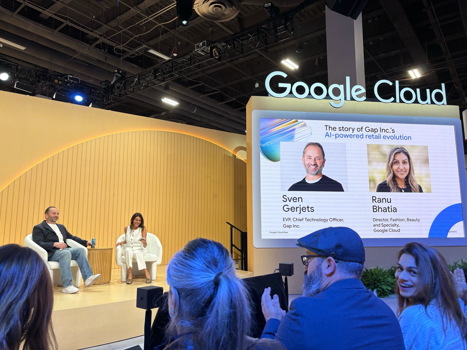 Customer Theater のステージ、Sven Gerjets 氏と Ranu Bhatia 氏