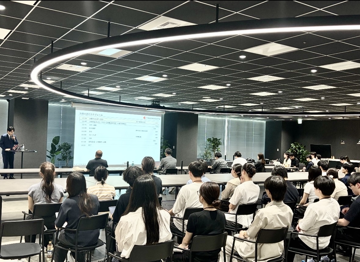 新卒研修のチーム議論の様子