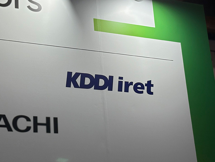 KDDIアイレットのロゴが印刷された壁面