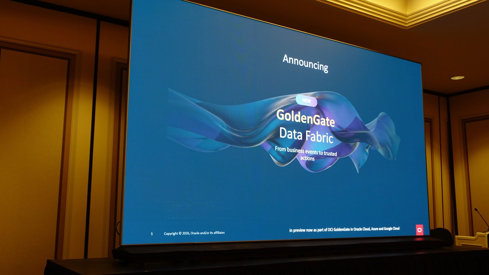 GoldenGate Data Fabric の発表スライド。右下に "in preview now" の表記